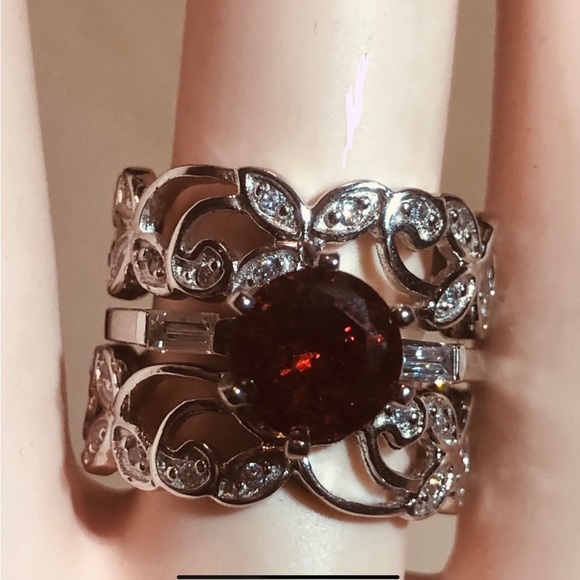 🌹Beautiful 3-Ring Garnet Solitaire and Double Filigree Bands - Picture 3 of 10